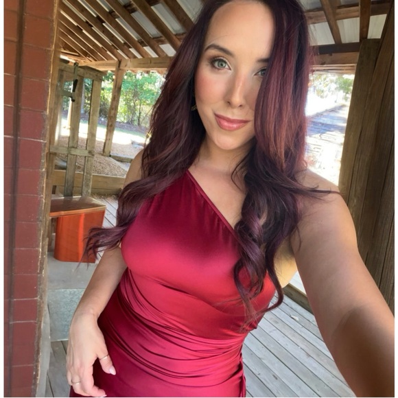 Meet your Posher, Nicole - Picture 1 of 1